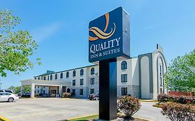 Quality Inn & Suites Near Tanger Outlet Mall